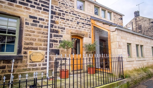 SCHOOL COTTAGE, family friendly, luxury holiday cottage in Holmfirth