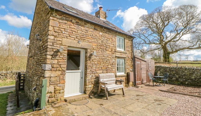 SCHOOL HOUSE COTTAGE, pet friendly, with open fire in Longnor
