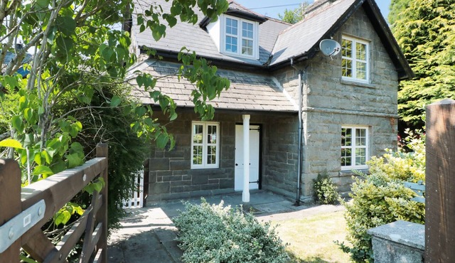 SCHOOL HOUSE, pet friendly, with open fire in Builth Wells