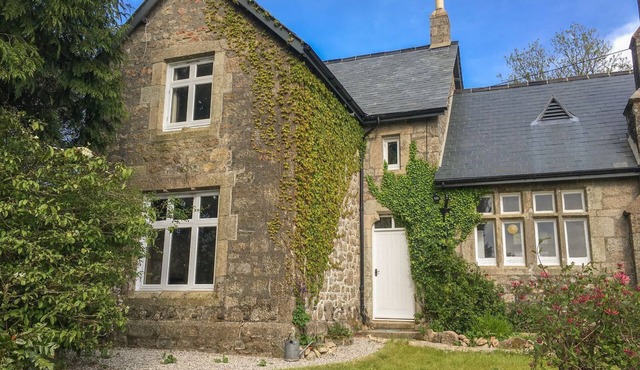 SCHOOL HOUSE, pet friendly, character holiday cottage in Ivybridge
