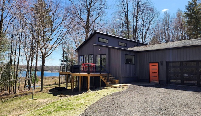 School Section Lake View 3-Bedroom Walkerville