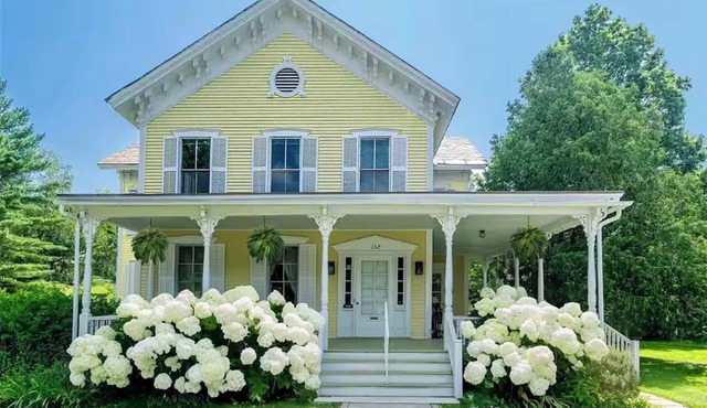 School Street House in heart of Manchester Center