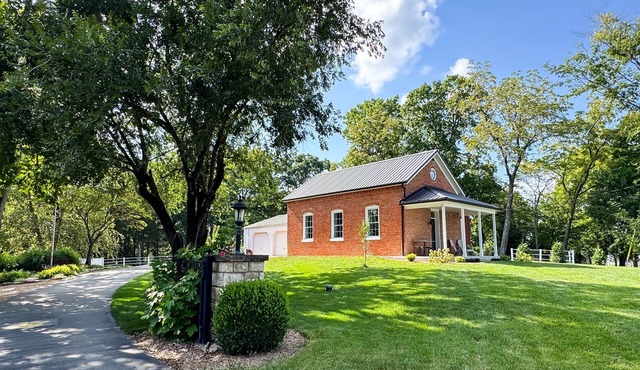 Schoolhouse: Dog-friendly, Large Yard, near Purina, Wheelchair friendly