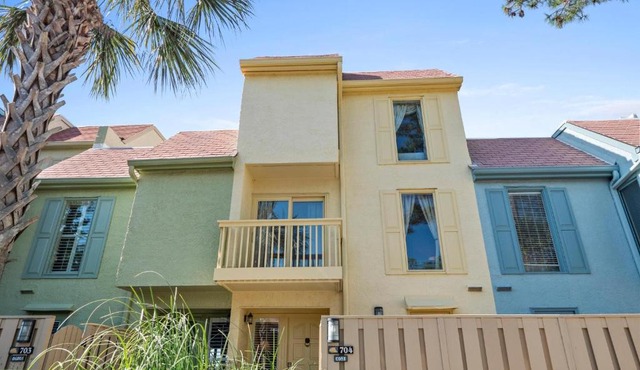 Schooner Court 704