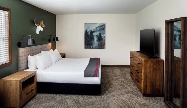 Schroon Lake Lodge w/Free Parking| Outdoor Activities Onsite | Pool & Mini-Golf