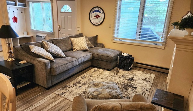 Schuss Village Golf, close to lakes, pools, 3 bedrm 2 bath Sleeps 8!