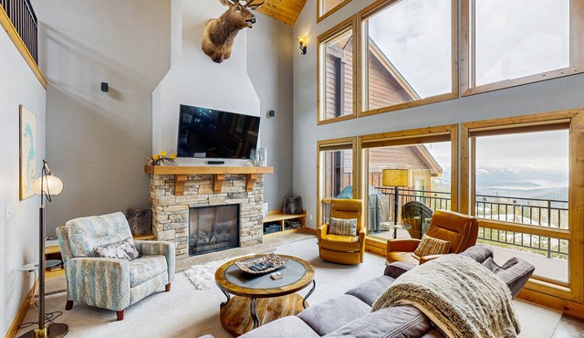 Schweitzer Mountain ski-in/ski-out townhome w/private hot tub & lake view