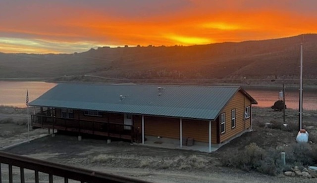 Scofield Shores Sunset Lake Views Walk to Water Sleeps 10