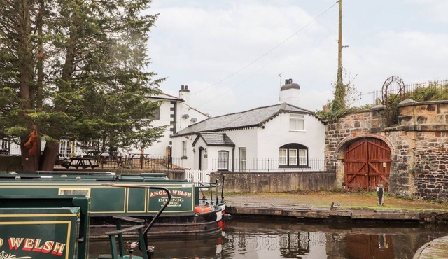 SCOTCH HALL COTTAGE, pet friendly, with a garden in Trevor