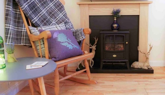 Scot’s themed cottage ,super king bed, ideal location. Pet friendly.