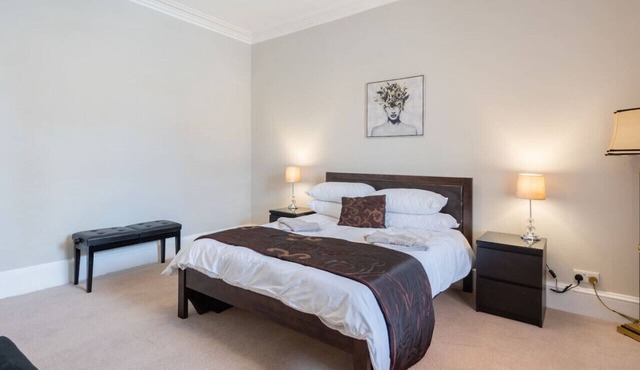 Scotston Villa - 5 bedroom house with large private back garden & hot tub