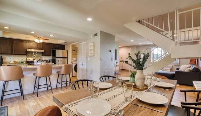 Scott Casa - Walkable location, inviting patio, vibrant space!