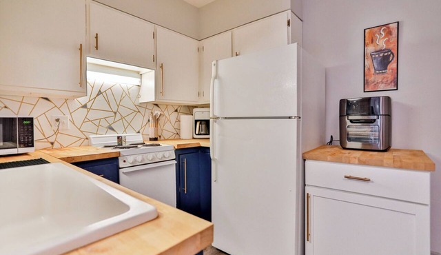 Scott Street Unit #3 - Corporate Rental 1BR