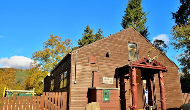 Scottish cabin-style cottage with large garden in Braemar village