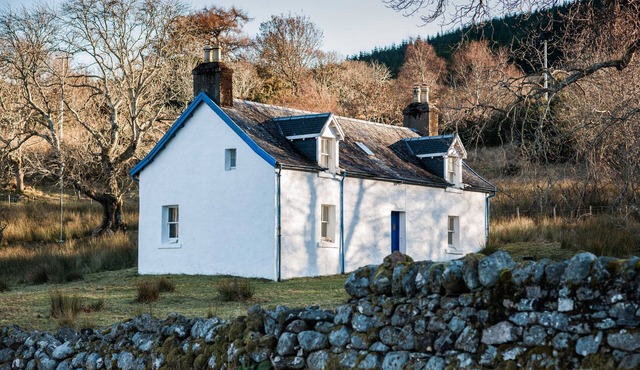 Scottish Highland Holiday Cottage in idyllic loch-side setting
