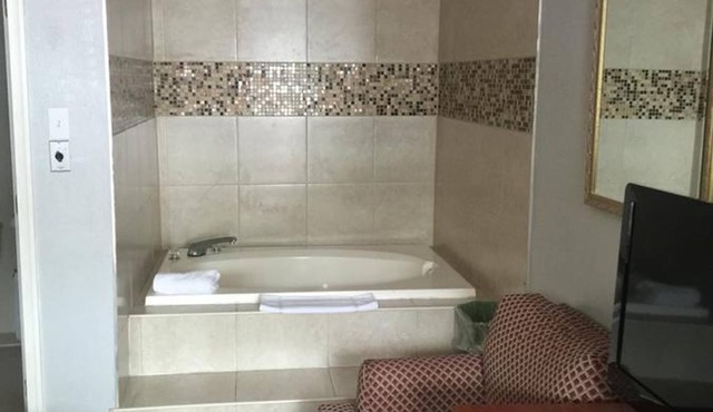 Scottish Inn and Suites