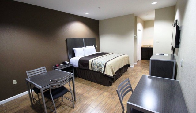 Scottish Inn & Suites