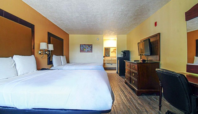Scottish Inns & Suites Shenandoah Woodlands Mall, Two Queen Room, Free Parking