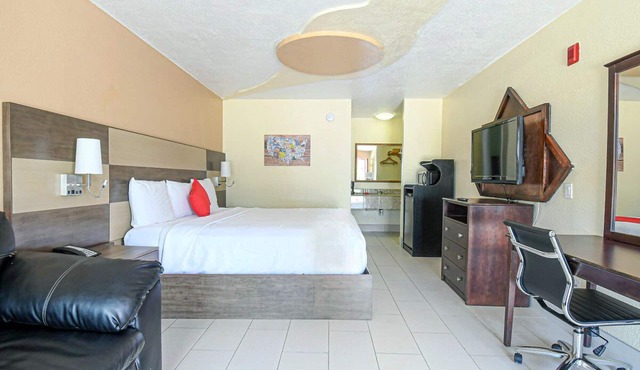 Scottish Inns & Suites Shenandoah Woodlands Mall, King Suite, Free Parking