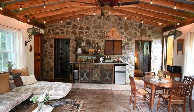 Scottland Yard Farm's - Upscale Rustic Garden House