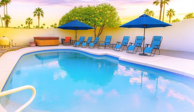 Scottsdale Adobe Retreat with Private Pool & Hot Tub, King beds, Fast 5G Wifi.