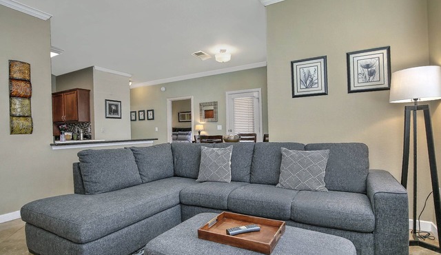 Scottsdale Condo ,Ground Floor, Fast Wi-Fi, King Bed, Hot tub/Pools, Gated