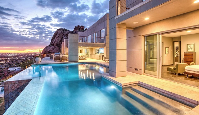Scottsdale Manor - 9BR Estate w/Infinity Pool, Theater & Mountain Views