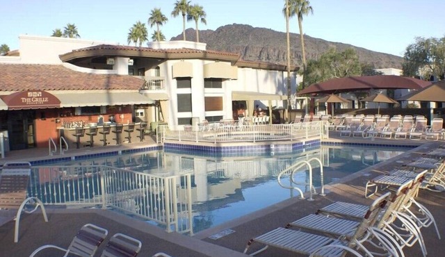 Scottsdale Spacious 2BR Condo with Garden