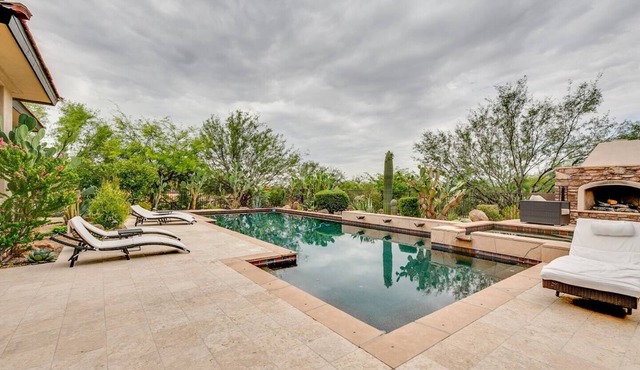 Scottsdale Splendor: 4 BR w/Pool & Gym!nn