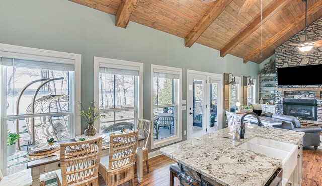 Scottsville Cottage: Fire Pit & All-Year Lake View