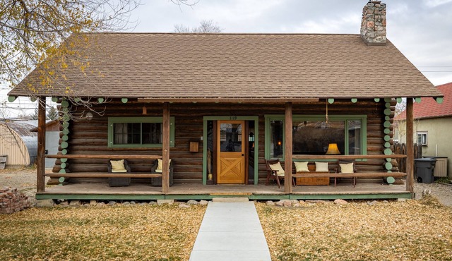 Scout's Rest in Cody - Beautiful Cozy Log Cabin that sleeps 8!