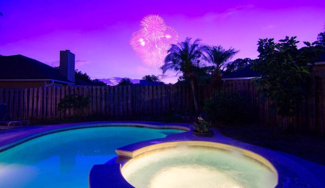 ~Screaming Eagle Sleeps 11 Heated Pool & Spa~
