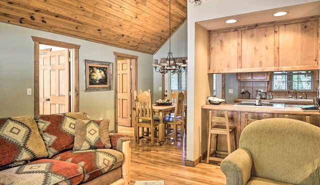 Screened Deck: Cozy Branson West Cabin!