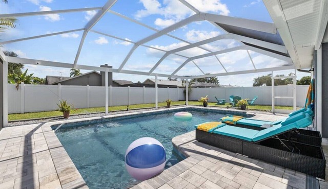 Screened In Backyard Oasis w/Pool, TV & Fire Pit