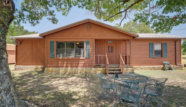 Screened-In Deck & Dock Access: Texas Home!