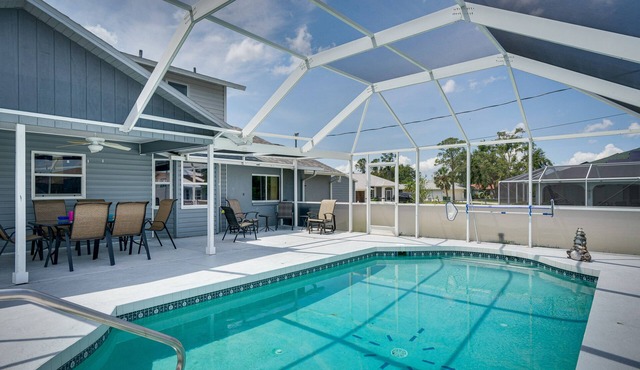 Screened-In Lanai + Yard: Port Charlotte Retreat