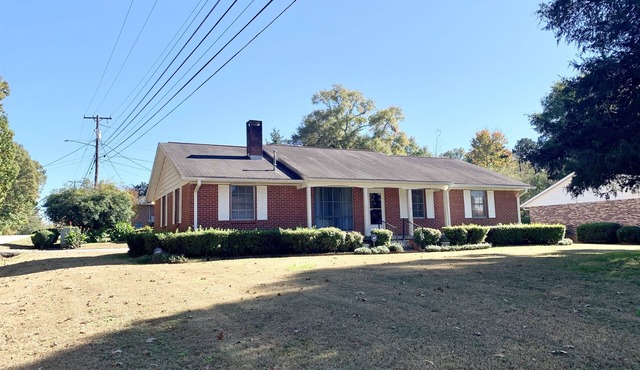 Screened in Porch, Fenced Yard, Close to it All