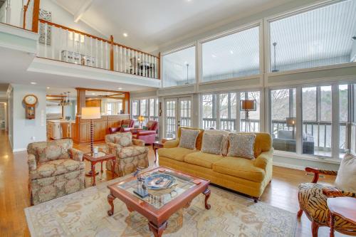Screened-In Porch w/Views: Hot Springs Getaway!