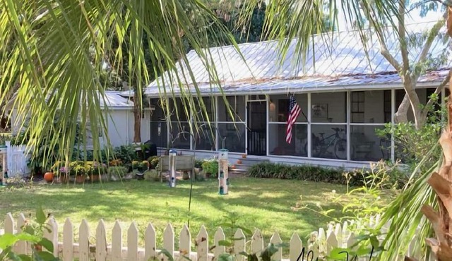Screened Inn c1925! Quiet North End Duplex! Screened porch. Beach Access!