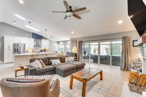 Screened Lanai and Fenced Yard Luxe Orlando Home