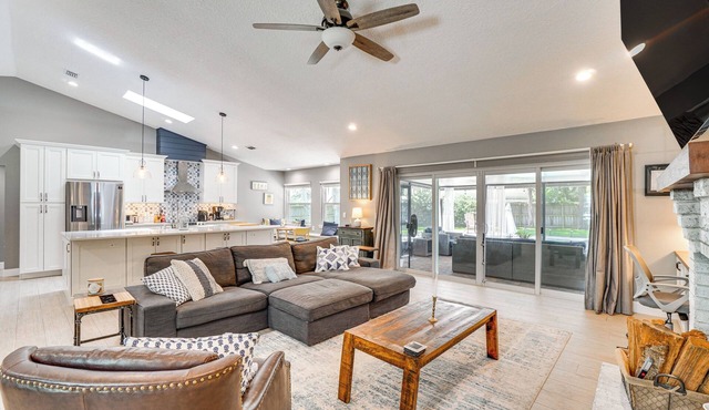 Screened Lanai + Fenced Yard: Luxe Orlando Home