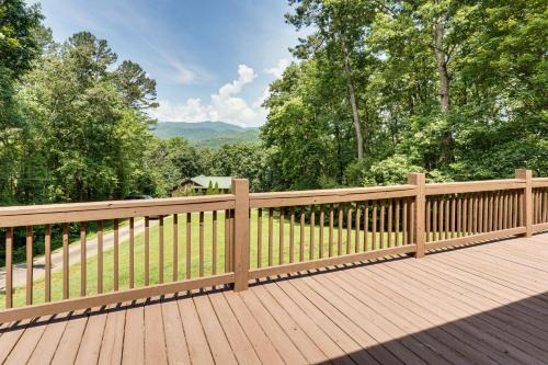 Screened Porch, Deck + Mtn Views: Andrews Retreat!