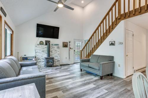 Screened Porch & Deck: Pet-Friendly Poconos Escape