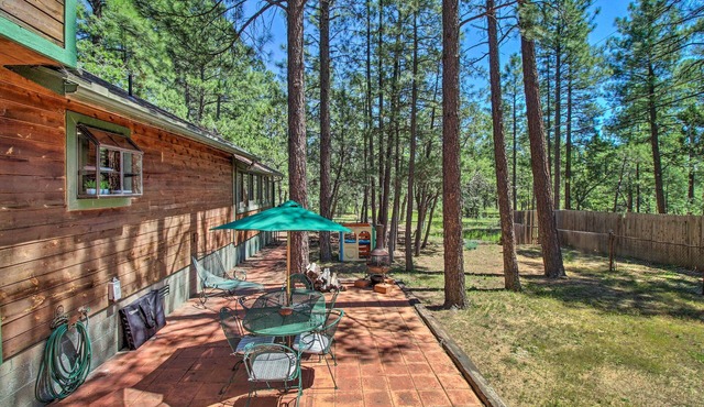 Screened Porch, Fenced Yard: Lakeside Retreat!