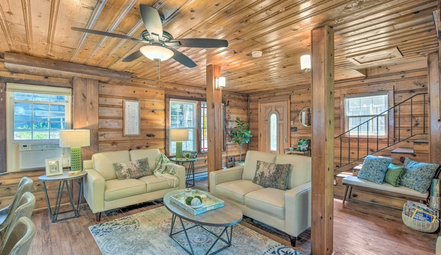 Screened Porch & Grill: Waterfront Landrum Cottage