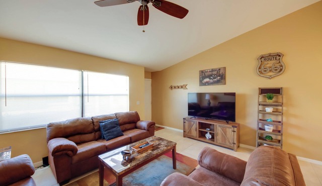 Screened Porch + Pool Access: Cozy Sebring Condo