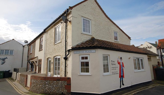 Scrimshaw Cottage - a charming, romantic getaway for a couple boasting stunning sea views.