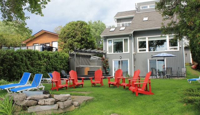 Scugog Lake House with hot tub and Sauna