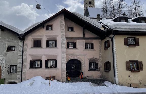 Scuol in schönem Engadinerhaus