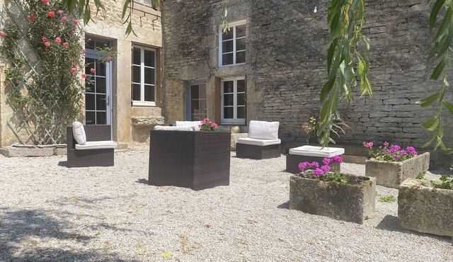 Se Poser à la Campagne au Bord de la Piscine